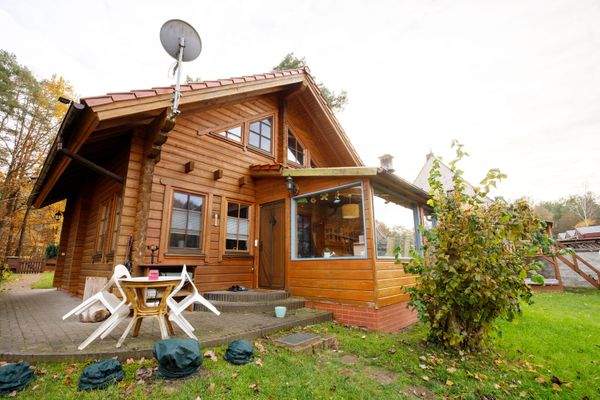 03 - Vorderansicht nebst Hauseingang.jpg