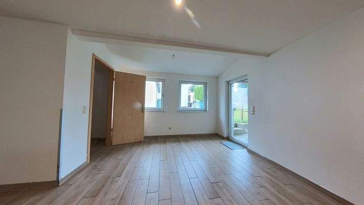 offener Essbereich mit Zugang in den Garten