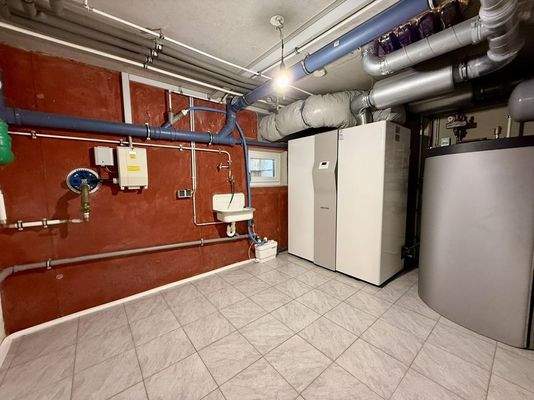 Technikraum mit neuer Luft-Wärme-Pumpe