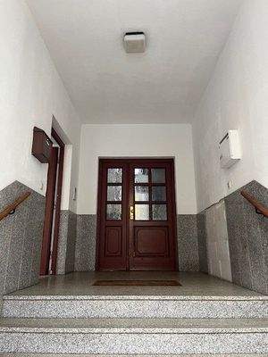 Treppenaufgang zur Einheit (links)