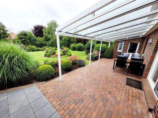 Terrasse mit Glaselementen überdacht