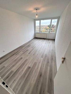 Helles Zimmer mit Fenster