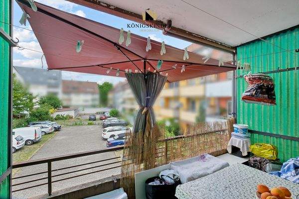 Gemütlicher Balkon zum Innenhof