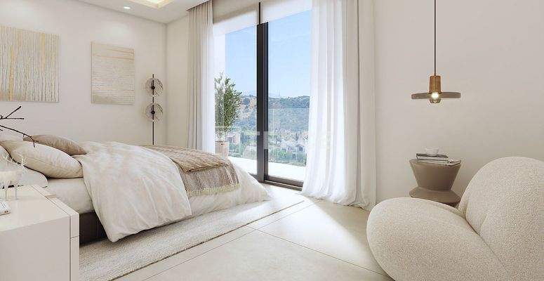 New Houses with Functional Interiors Close to Golf in Estepona