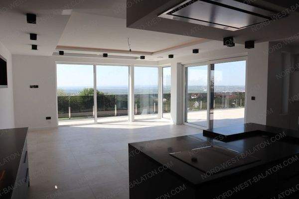 Blick auf Wohn-/Essbereich und Panoramaterrasse