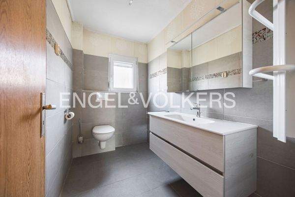 Neues WC aus 2023 im Obergeschoss mit Platz zum Einbau einer Dusche