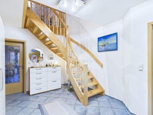 Repräsentiver Eingangsbereich mit offener Treppe 