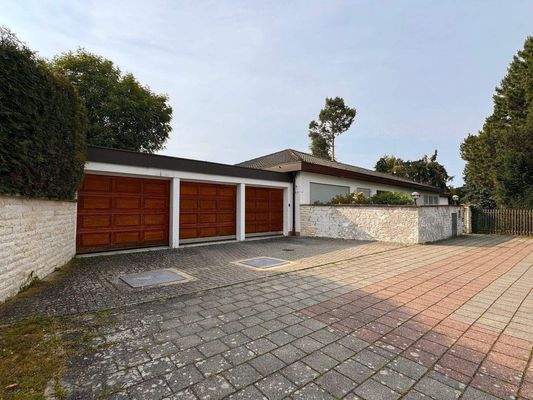 Anfahrt mit 3 Garagen