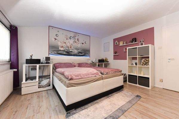 geräumiges Schlafzimmer 