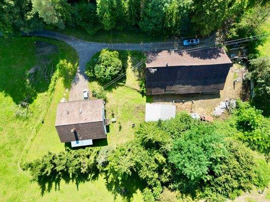 Wohnhaus und Scheune von oben