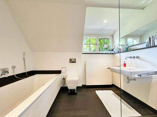Bad mit Wanne und Dusche im Obergeschoss