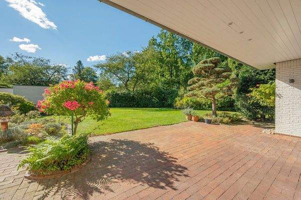 Teilüberdachte Terrasse.jpg