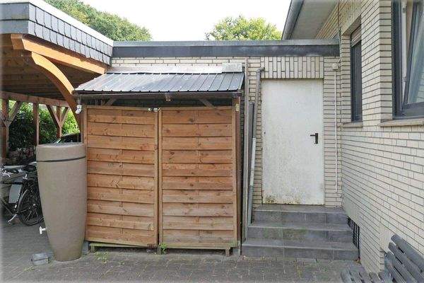 Rückseite Garage mit Geräteschuppen