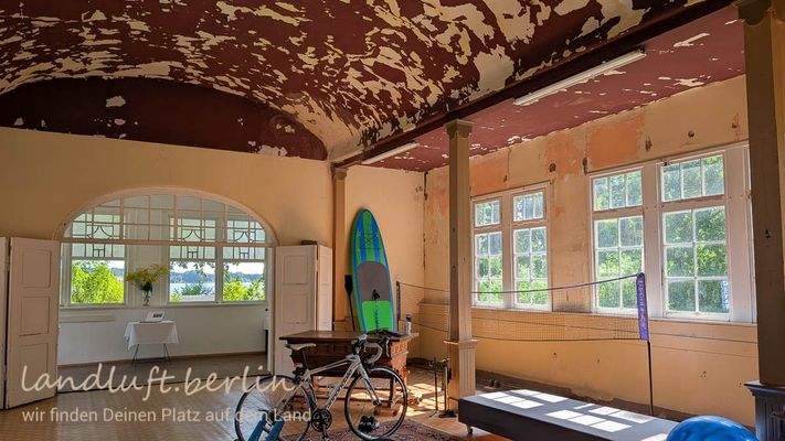 Saal mit offener Tür zum Klubraum.jpg