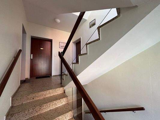 Helles, freundliches Treppenhaus