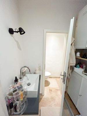 Waschbecken mit Wc in Zimmer 3.JPEG