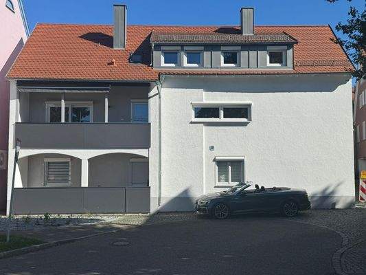 Hausansicht mit Stellplatz