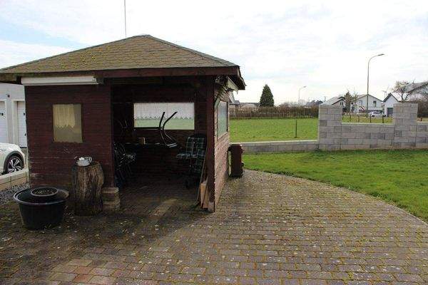 Gartenhaus mit Terrasse.JPG