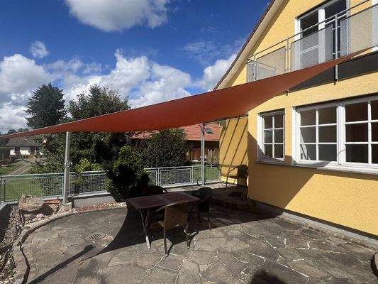 Großzügige Terrasse mit Sonnensegel
