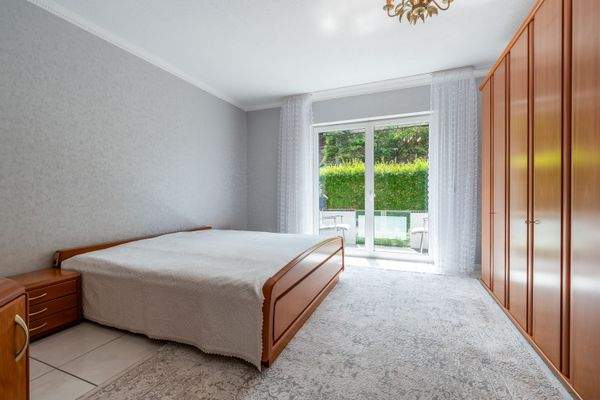 Hausbruch-Großzügiger-Bungalow-mit-Dachausbau-Schlafzimmer1