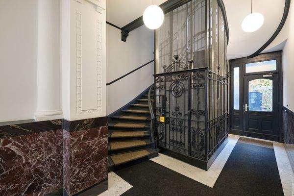 Gusseiserner Fahrstuhl