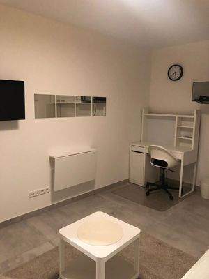 Arbeitsplatz und TV Wand