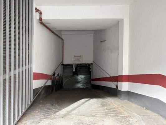 Tiefgarageneinfahrt