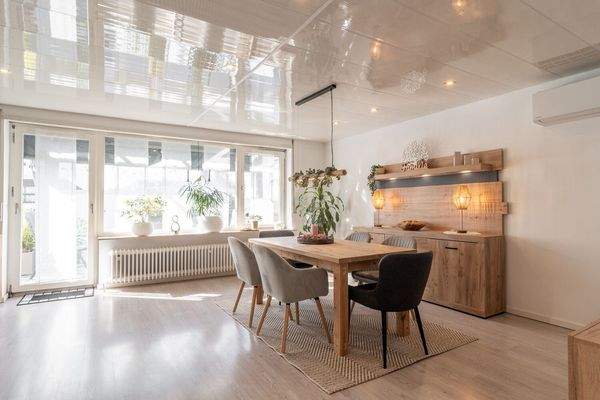 Essbereich mit großen Fenstern zur Terrasse