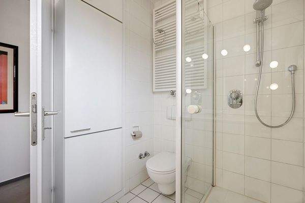 Badezimmer mit Duschkabine