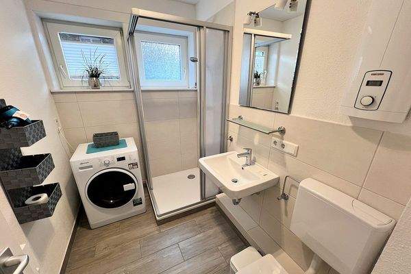 Duschbad mit Fenster und Waschmaschinenanschluss