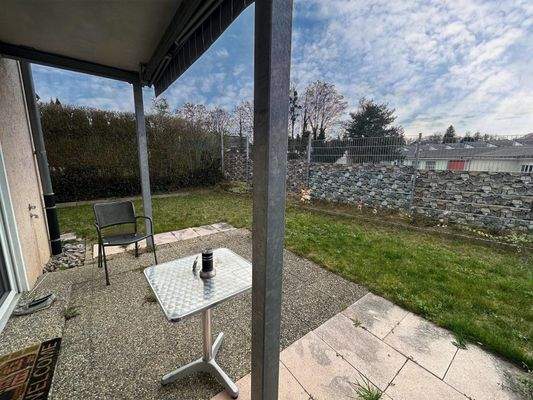 Große Terrasse mit Gartenanteil und Überdachung