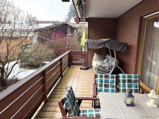 Eine großer Terrasse lädt zum Entspannen ein