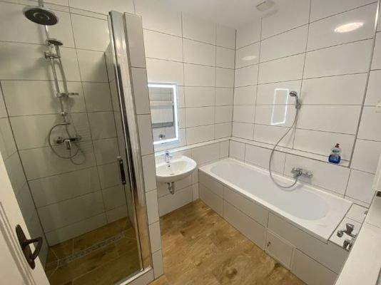 Bad mit Wanne und Dusche