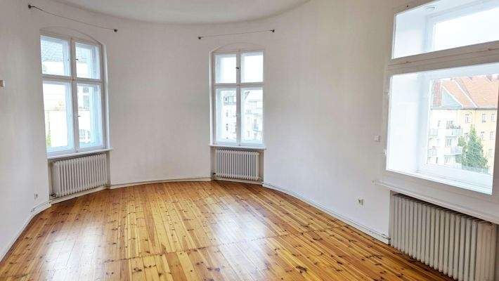 Zimmer mit Blumenfenster