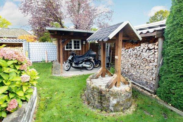 Gartenhaus mit Brunnen