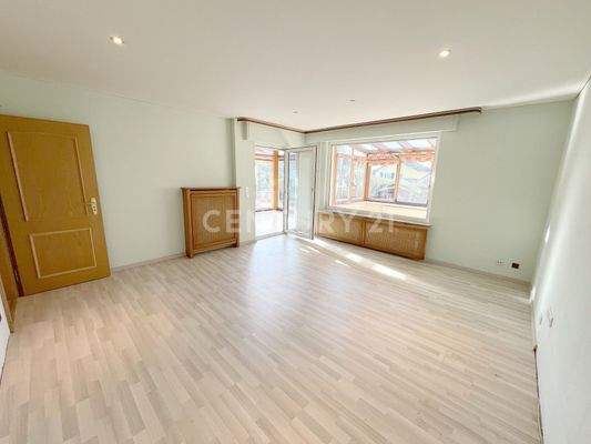 Wohnzimmer mit Zugang in den Wintergarten