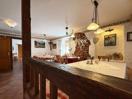 Sitzbereich oberhalb der Ausschank / Bar