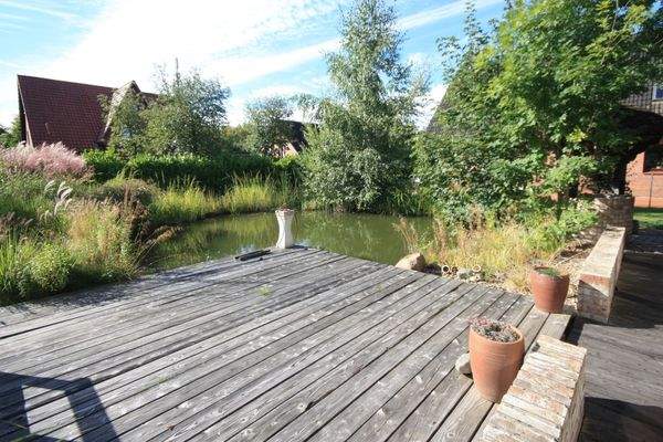 Ausblick von der Terrasse auf den Gartenteich