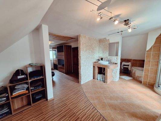 OG Ansicht Bad und Zimmer