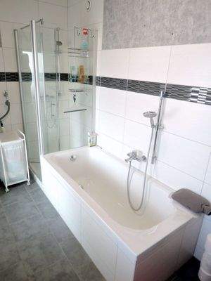 Badezimmer mit Wanne und Dusche