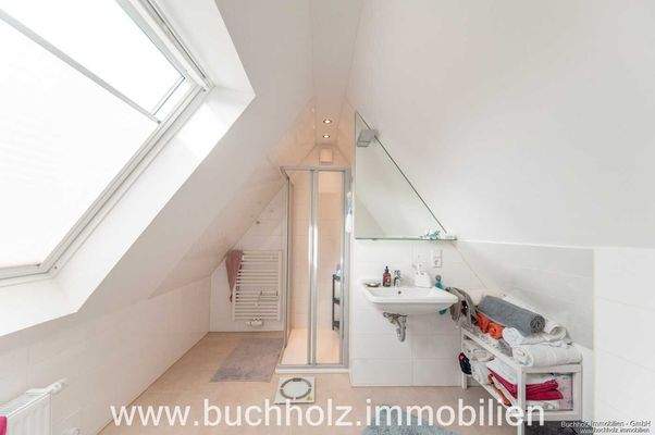 Duschbad mit Fenster im Dachgeschoss