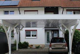 Carport und Hauseingang