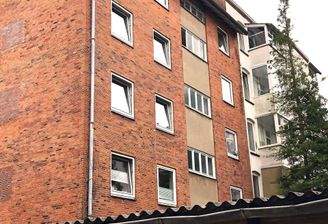 Hausseite zum grünen Garten