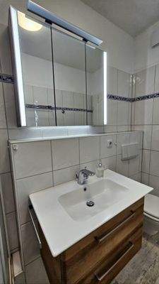 eleganter Waschtisch + Spiegel