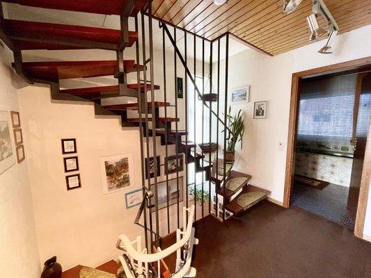 Flur mit Treppenauf-u. Abgang