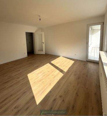 Wohnzimmer mit Zugang zum Balkon