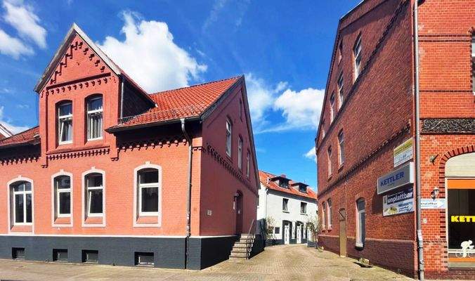 Außenansicht mit Nebengebäude