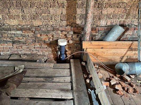 Leitungen im Dachgeschoss bereits verlegt.
