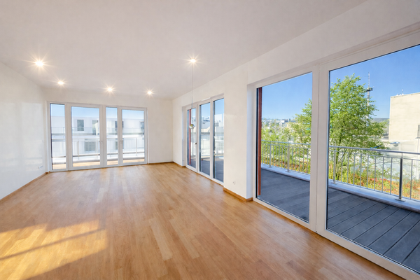 Lichtdurchfluteter Wohnbereich mit Ausgängen zur Dachterrasse