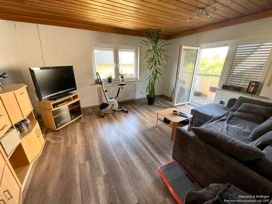 ZFH: Wohnzimmer m. Zutritt Balkon (Whg. OG)